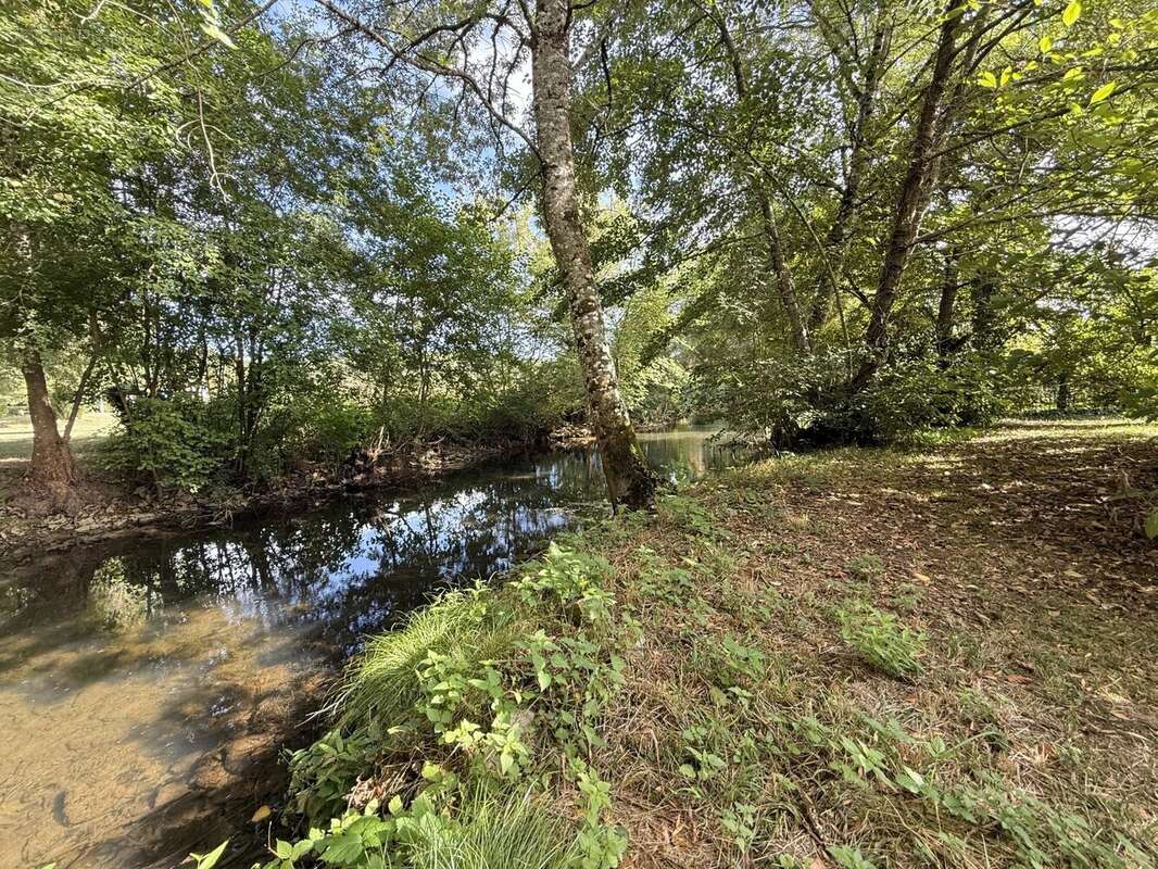 Maison charmante de 2 chambres avec terrain en bord de rivière près de Verteuil-sur-Charente - photo 2
