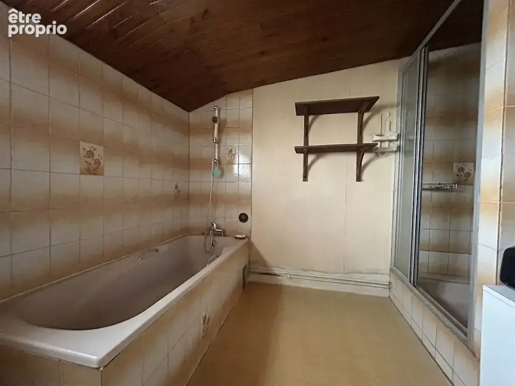 Longère individuelle développant 130m2 environ à rénover bâtie sur une parcelle de 1808m2. - photo 8