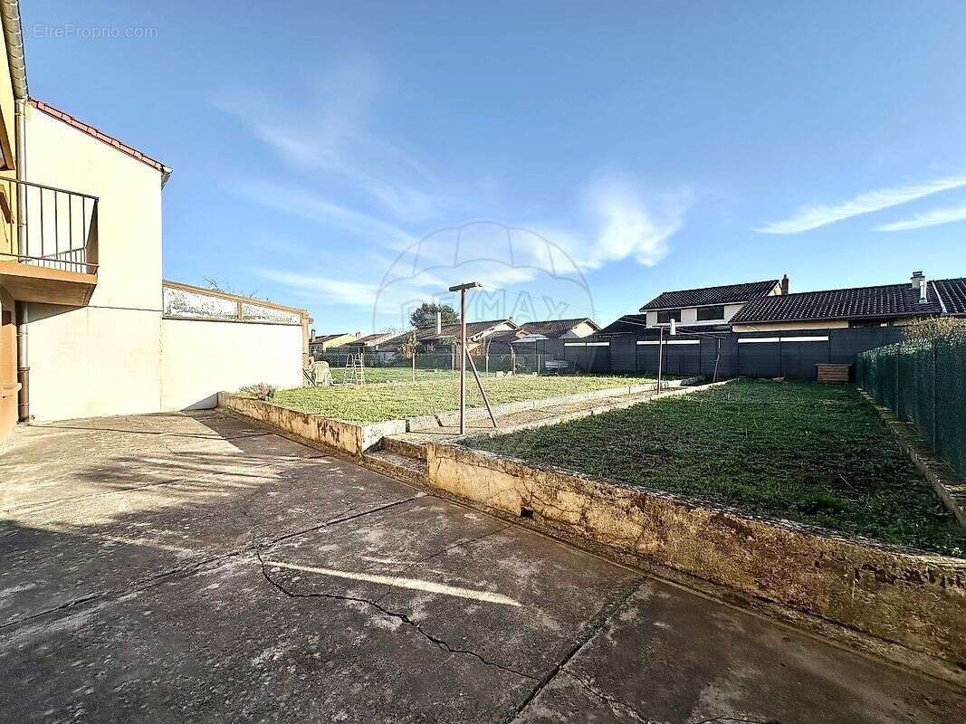 Maison à AY-SUR-MOSELLE