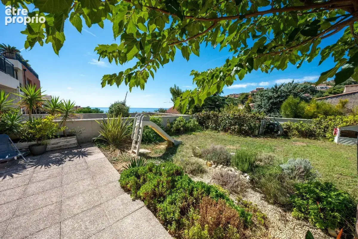 T3 avec jardin & vue mer + double garage fermée - L'Estaque - photo 13