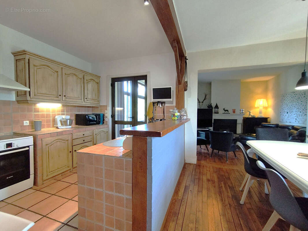 Un véritable cocon familial avec 5 chambres, deux garages et un magnifique jardin, à seulement quelques minutes de Tours et de l - photo 2