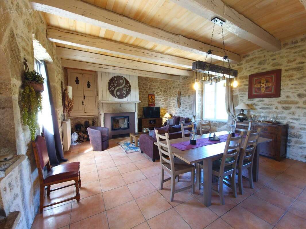 Belle maison en pierres dans un hameau calme - photo 8