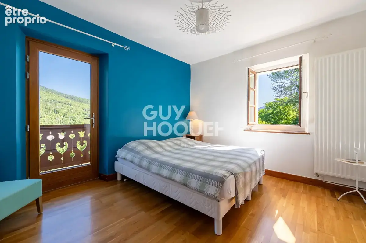 Maison de caractère de 228,4 m² - DPE E - Six chambres, dépendances et vue sur les montagnes - photo 10