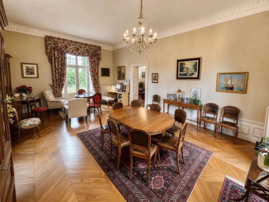 Maison de maître 360 m² à Saint-Just-en-Chaussée - photo 3