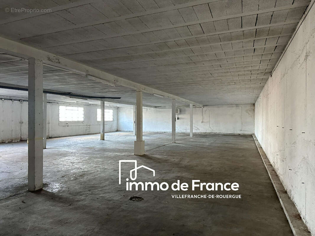 Villefranche De Rouergue, local de stockage, entrepôt de 500 m² , 400 m² en rez de chaussée + 100 m² a l'étage - photo 9
