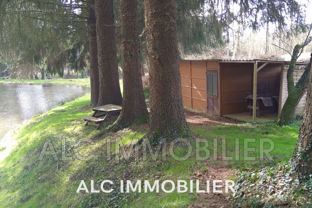 Terrain à LOUPFOUGERES