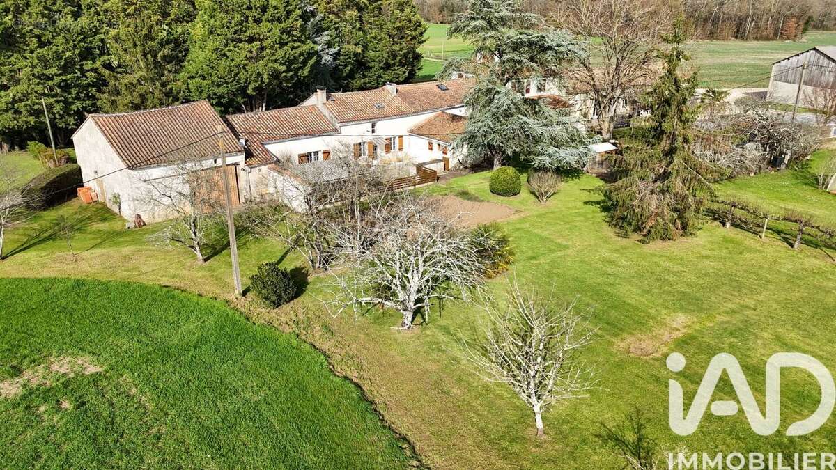 Photo 2 - Maison à VOUZAN