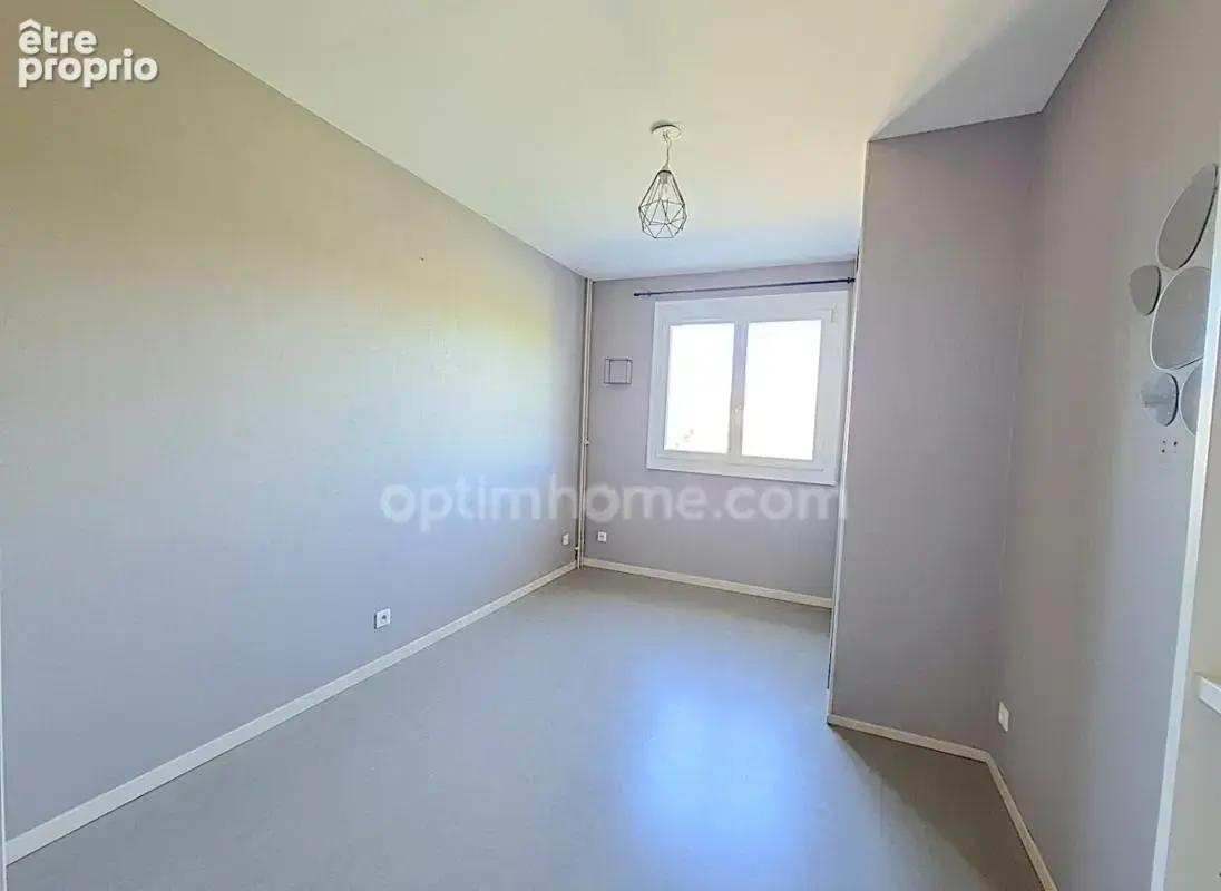 Appartement - 4 pièces - 3 chambres - 79 m² - Balcon - Garage et Cave - photo 9