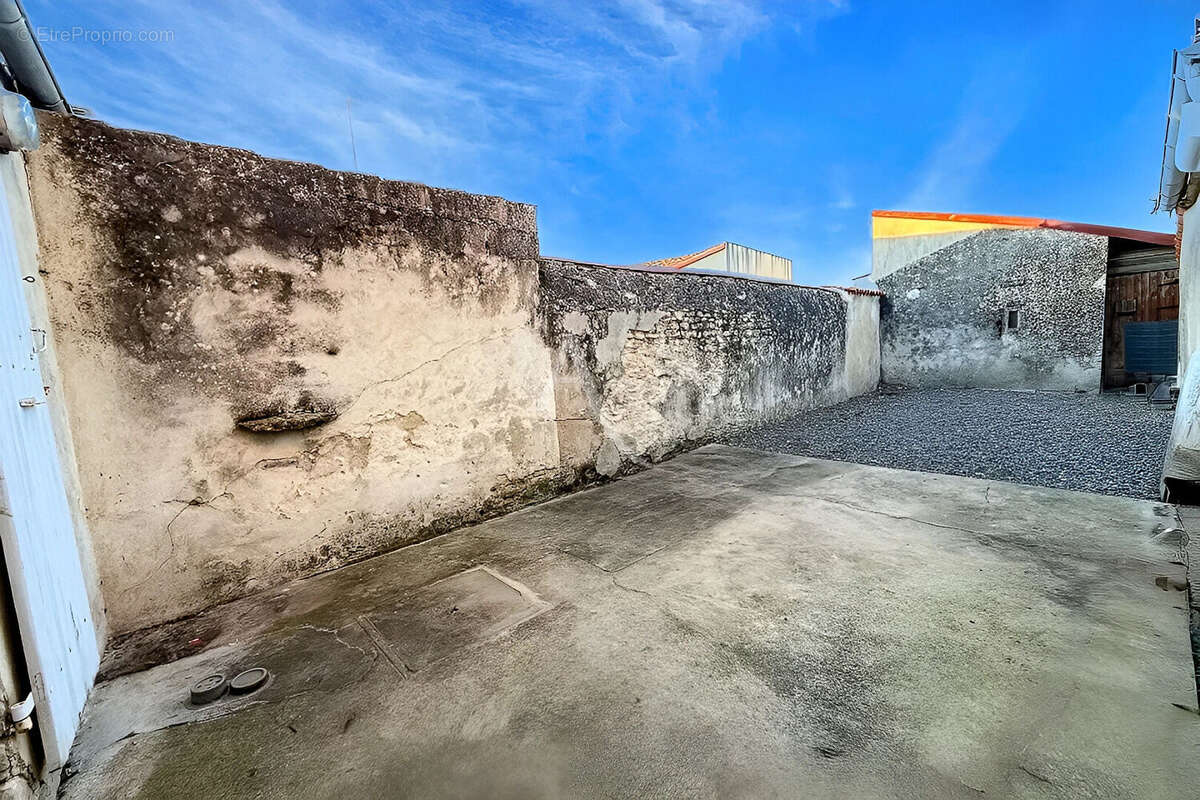 Maison à CHAMPAGNE-LES-MARAIS