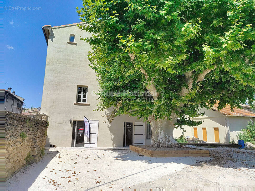 Commerce à COURTHEZON