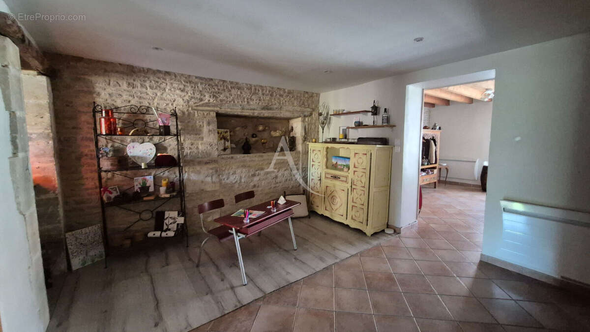 Maison Asnières La Giraud 157 m², jardin et dépendances - photo 7