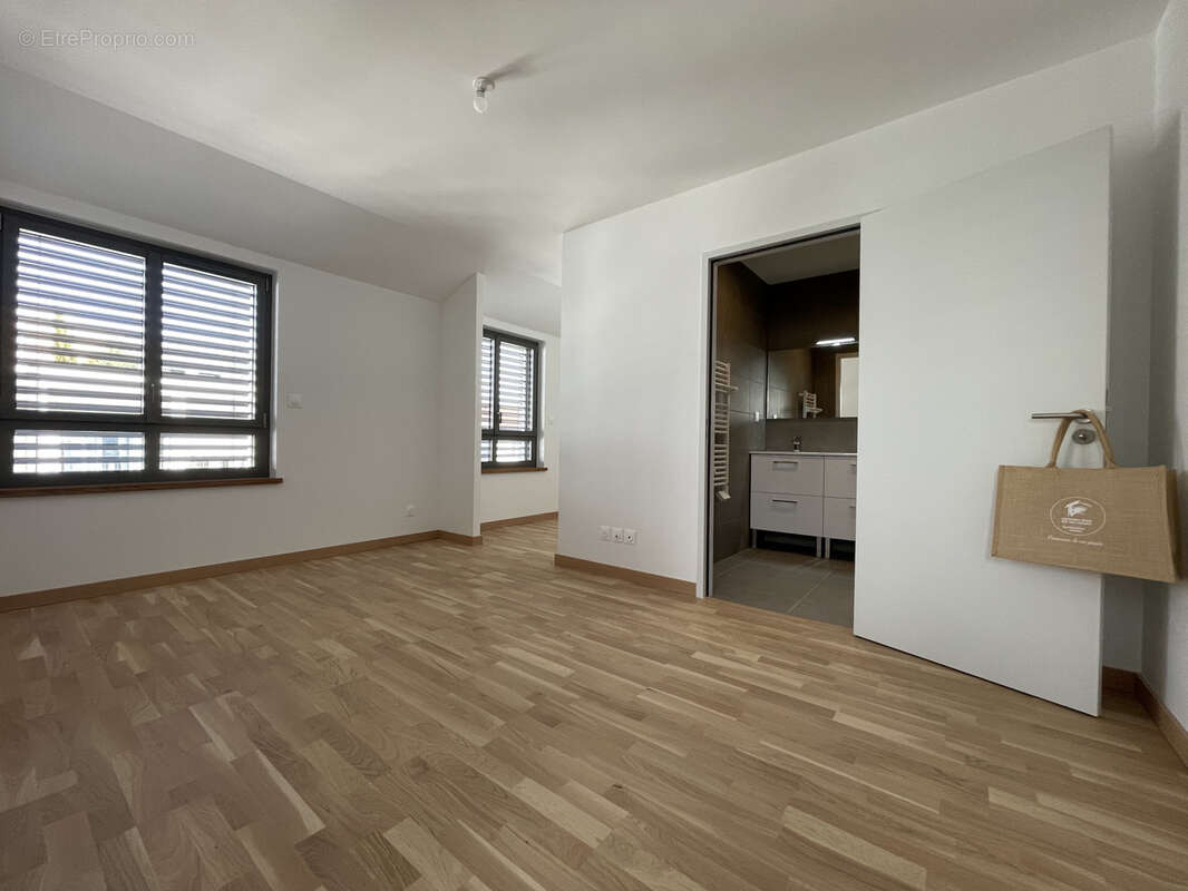 Appartement à LA TOUR-DE-SALVAGNY