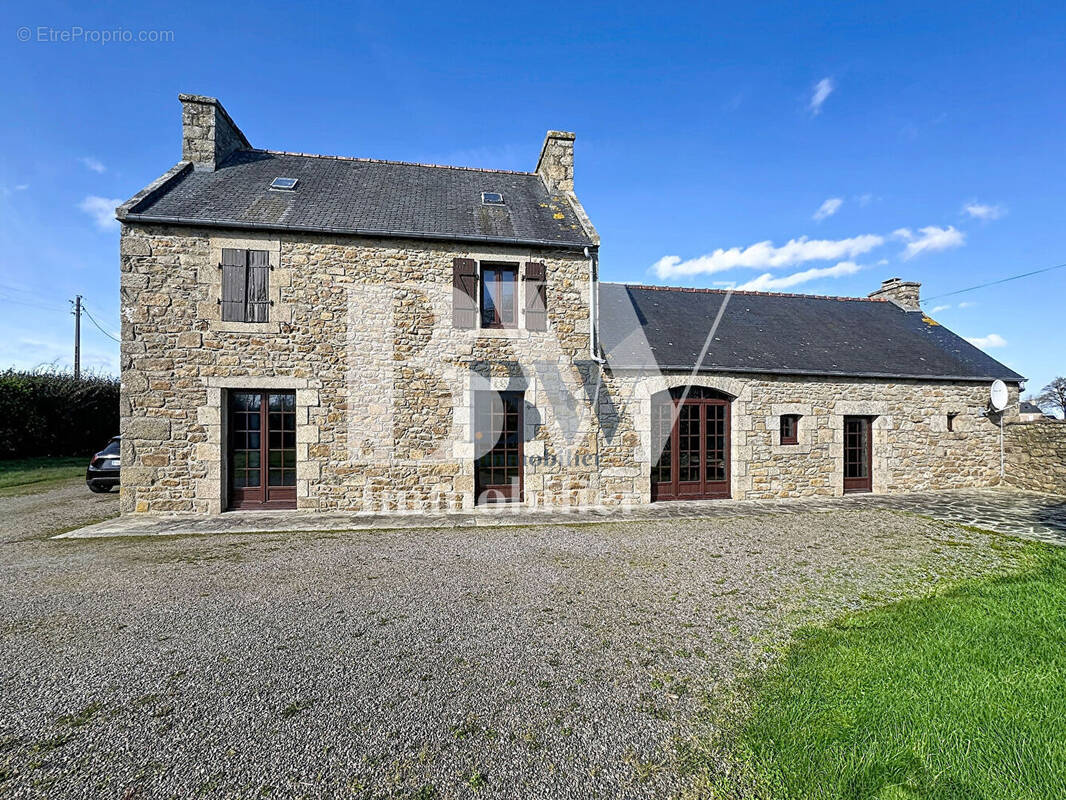 Maison à KERLOUAN