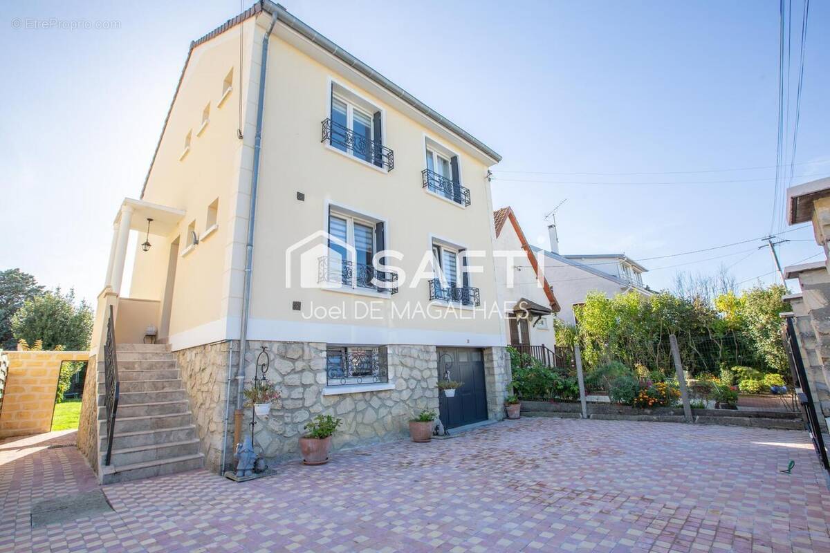 Photo 1 - Maison à LE MESNIL-SAINT-DENIS