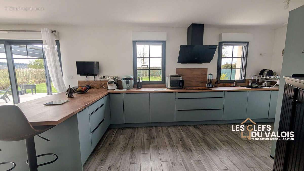 Cuisine ouverte aménagée équipée - Maison à CREPY-EN-VALOIS