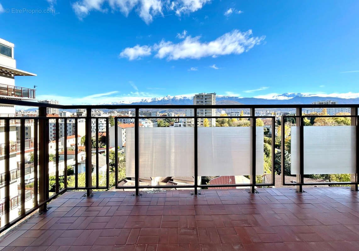 GRENOBLE - T2 de 55m2 en étage élevé avec grand balcon et garage en sous-sol. - photo 5