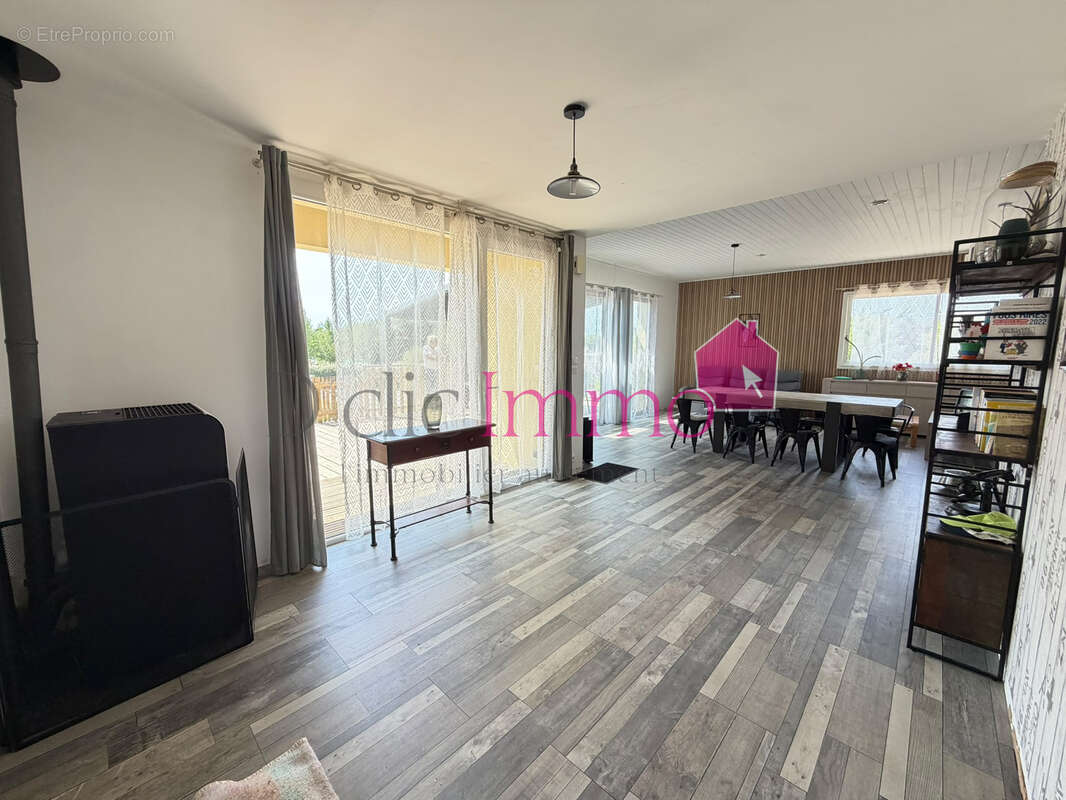 GIVRAND - Maison de 278m2 comprenant trois appartements - terrain clos de 2156 m2 - photo 3
