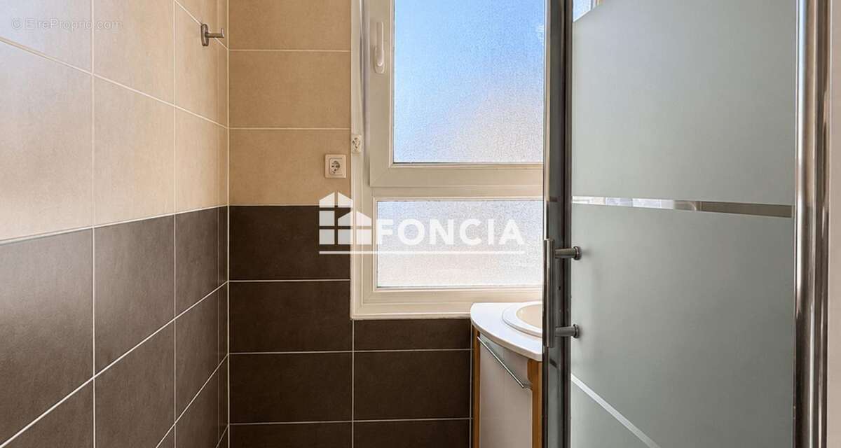 Situé au dernier étage d’une résidence sécurisée, cet appartement lumineux bénéficie d’une vue dégagée et d’un environnement agr - photo 2