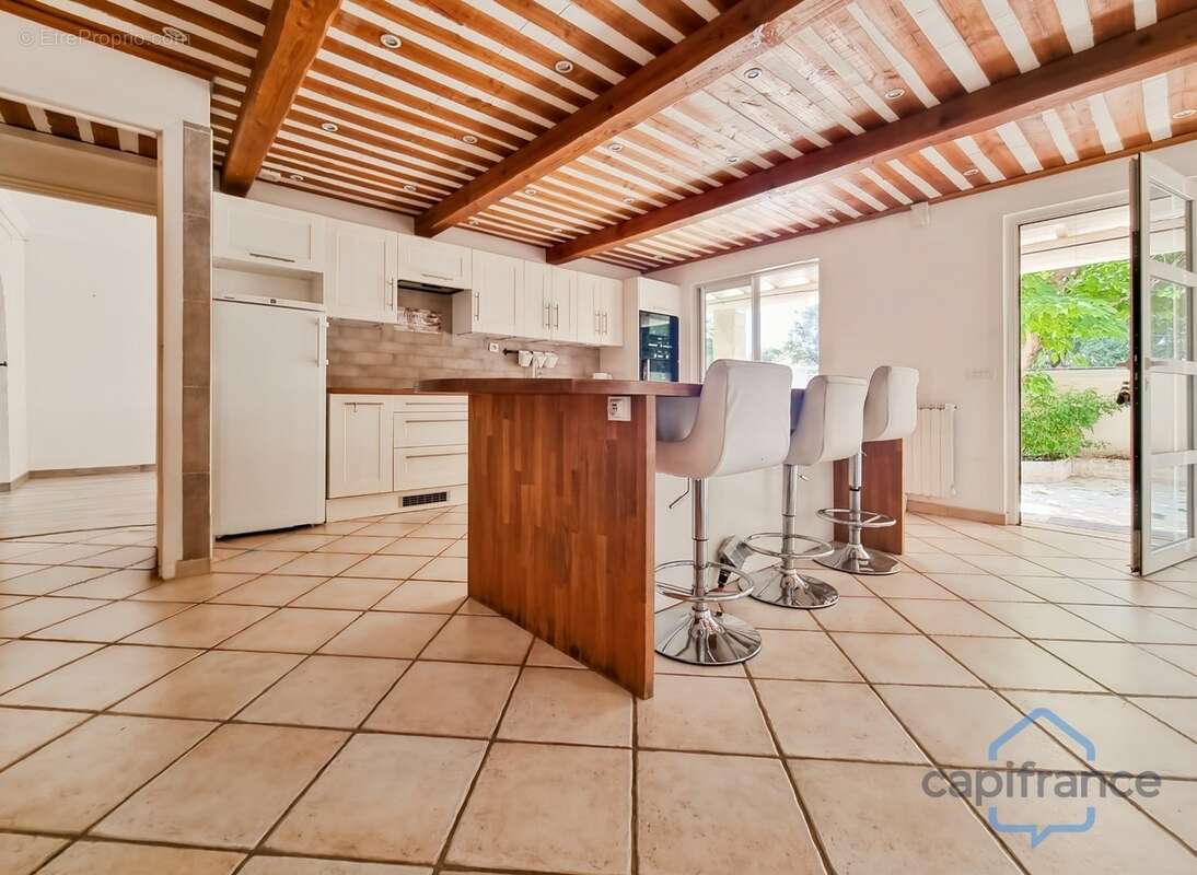 Maison de 212m² avec 6 pièces et une dépendance T2 - Terrain arboré de 800m² - Garage - Restinclières (34160) - photo 6