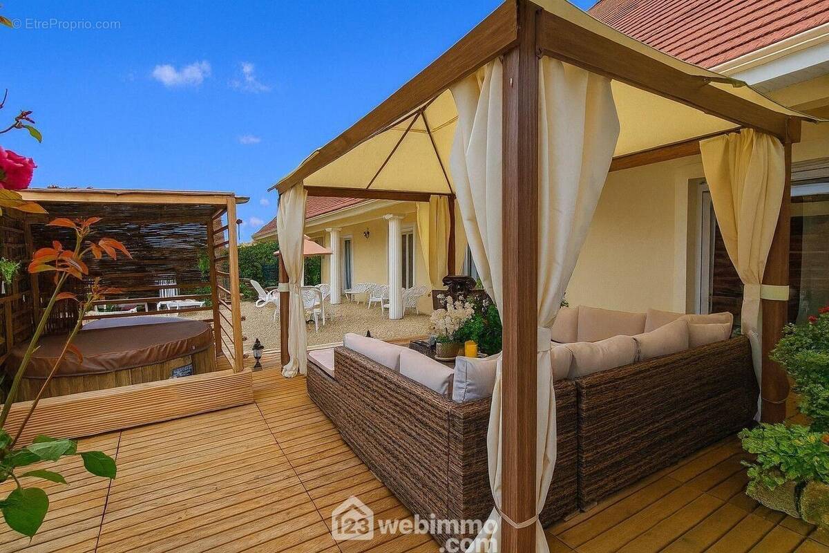 Une terrasse de 40 m² avec son spa. - Maison à MILLY-LA-FORET