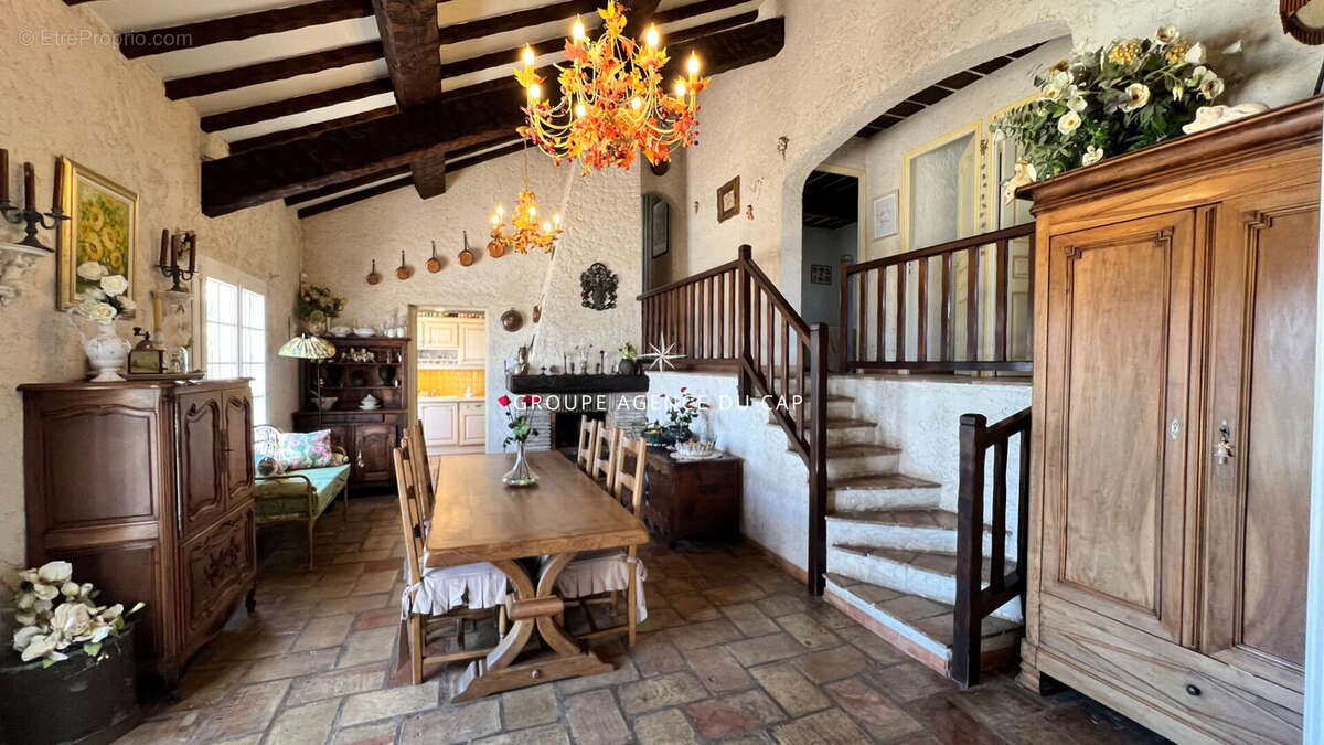 À vendre villa de 7 pièces avec piscine et grande terrasse offrant une vue mer sur le golfe de saint-tropez, aux issambres - photo 4