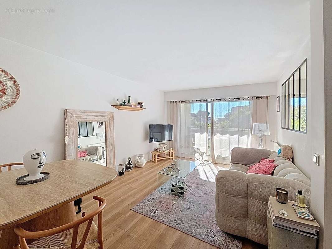 Appartement à SAINT-LAURENT-DU-VAR