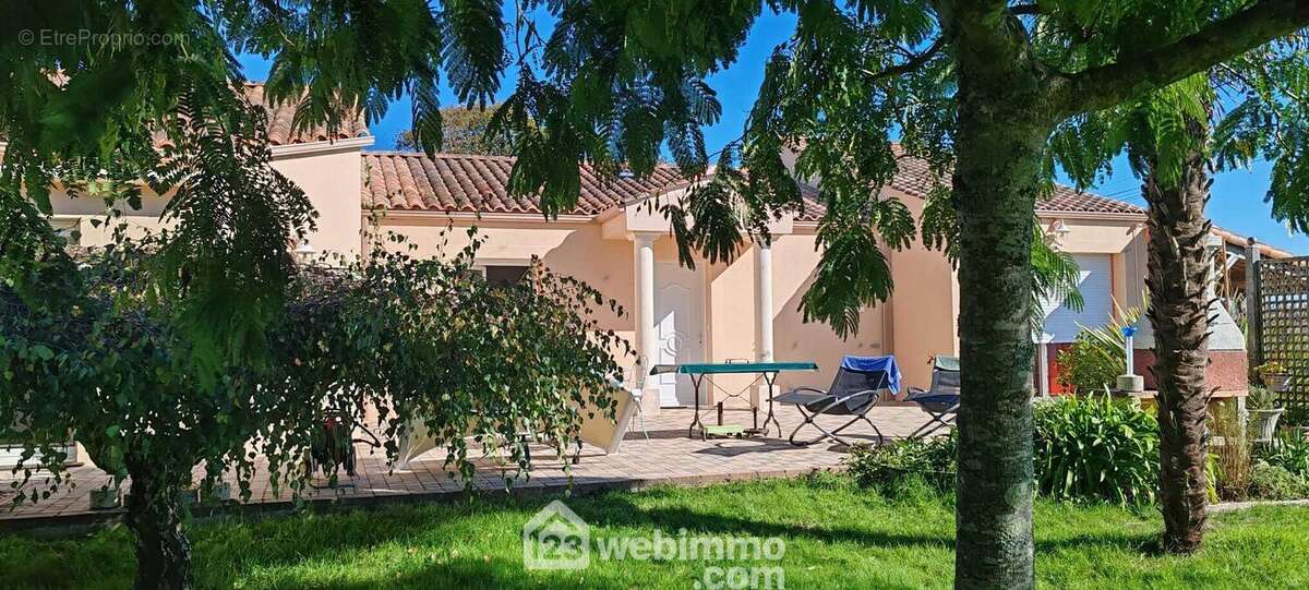 Maison soignée sur une parcelle arborée. - Maison à SAINT-VINCENT-SUR-JARD