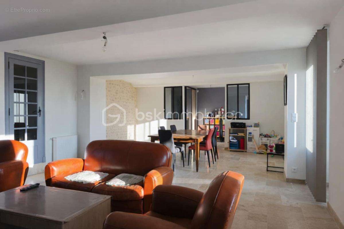 A vendre - Maison du 17éme siècle entièrement rénovée de 217 m2 - photo 7
