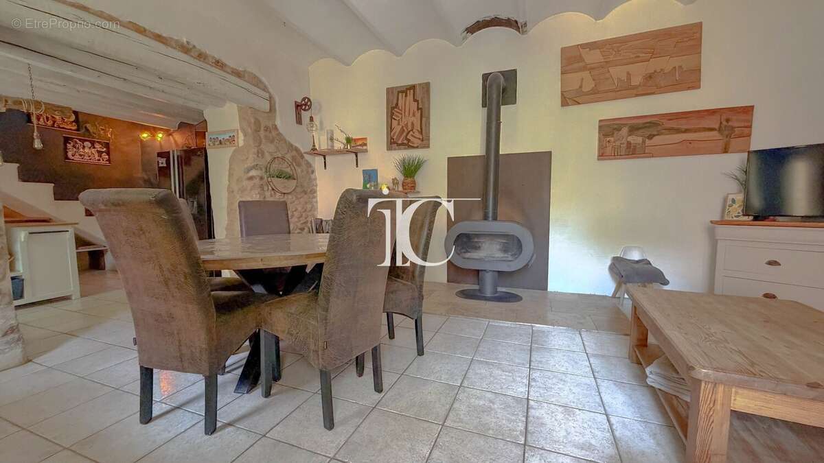 Charmante maison en pierre avec terrasse et jardin, au cur d'un village authentique - photo 4