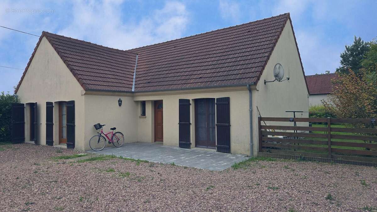 Maison à CHERISY