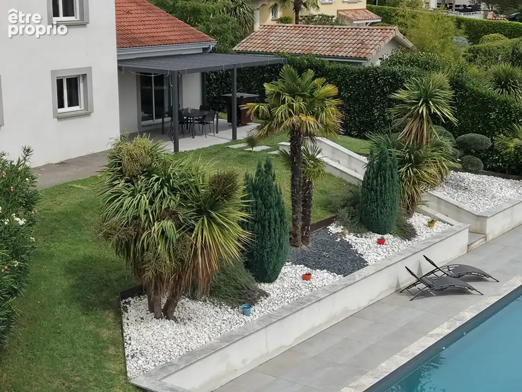 Maison familiale avec piscine, vue dégagée et garage - photo 3