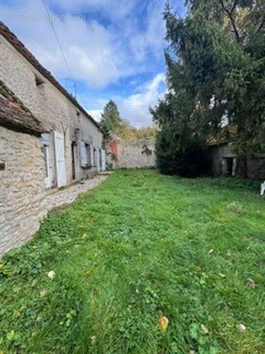 Maison à ORMOY-LA-RIVIERE