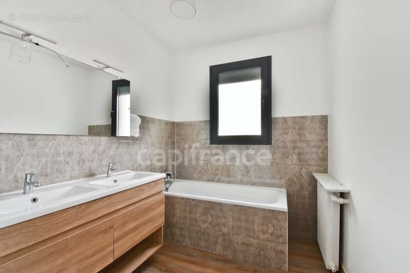 Maison à SAINTE-GENEVIEVE-DES-BOIS