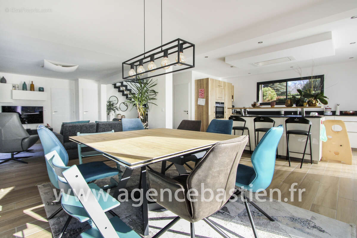 Maison à SAINT-GENIS-POUILLY