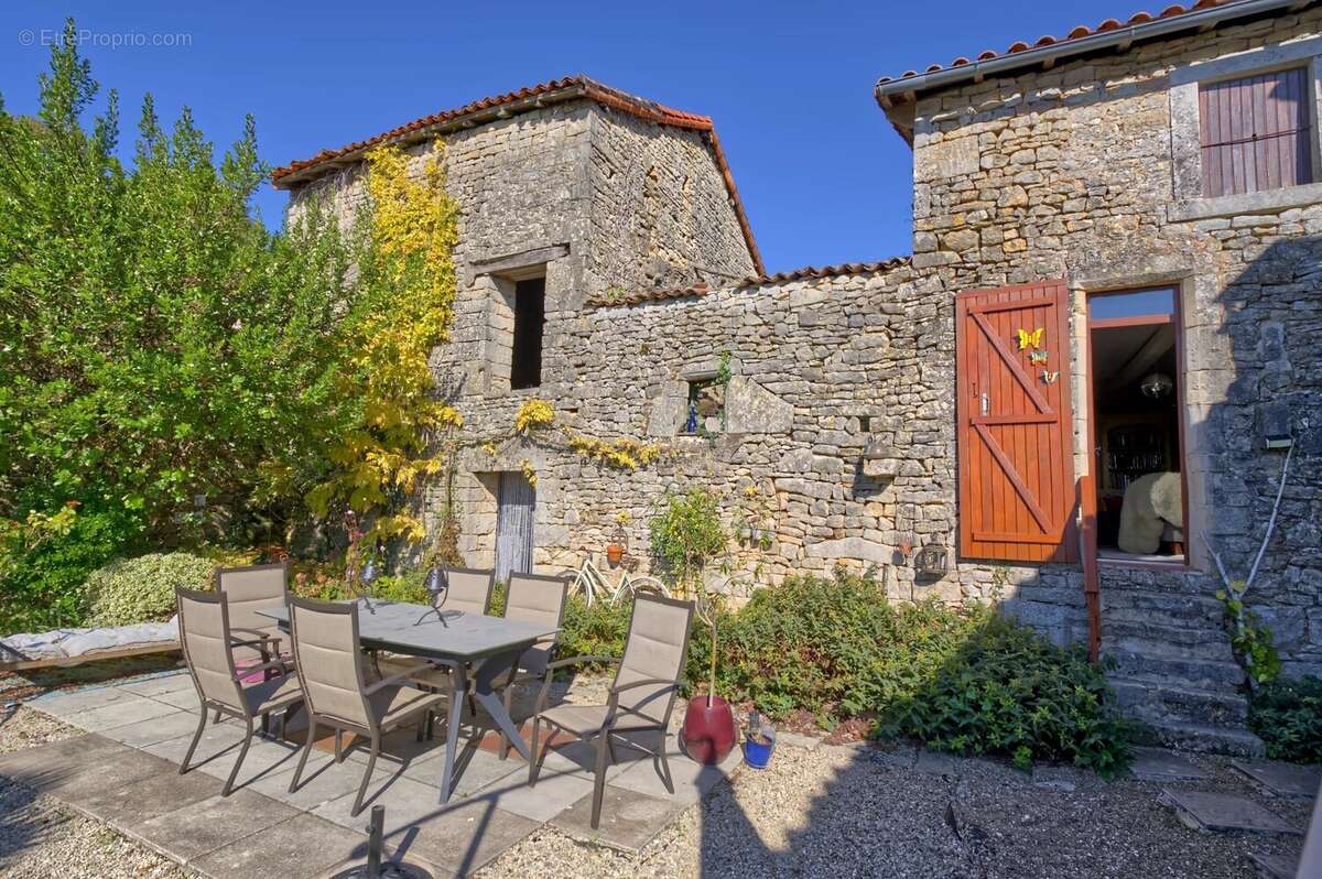 Appartement à NANTEUIL-EN-VALLEE