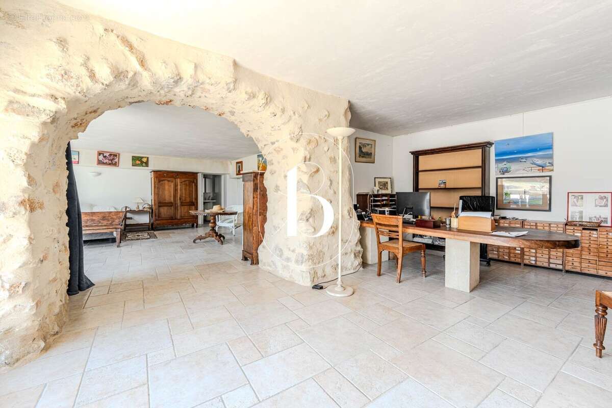 UZÈS  Propriété de caractère aux volumes spectaculaires, jardin paysager et piscine - photo 27