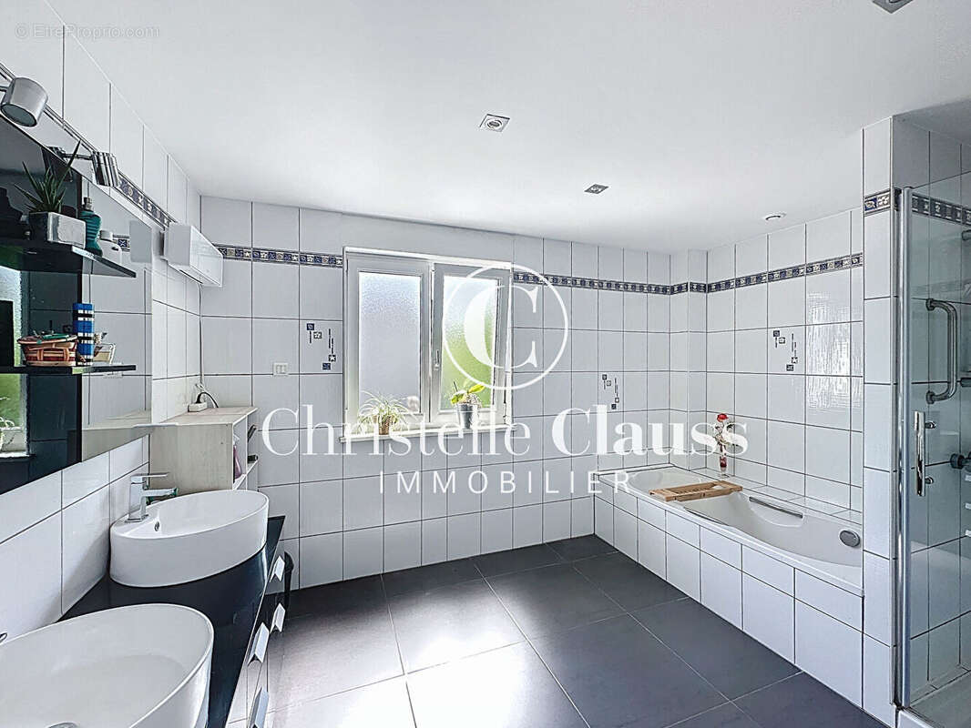 Maison familiale de 240 m² avec piscine sur terrain arboré de 850 m² à Salenthal - photo 11