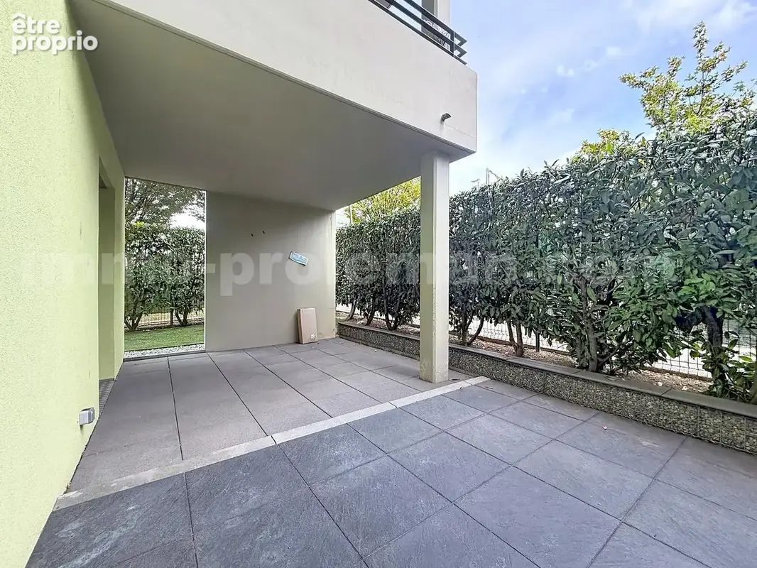 Appartement_T3_Annemasse_belle_superficie_proximitée_frontière_Suisse_tram_Ceva_direction_GENEVE_Frontaliers_Salon_Séjour_cuisine_terrasse_jardin_