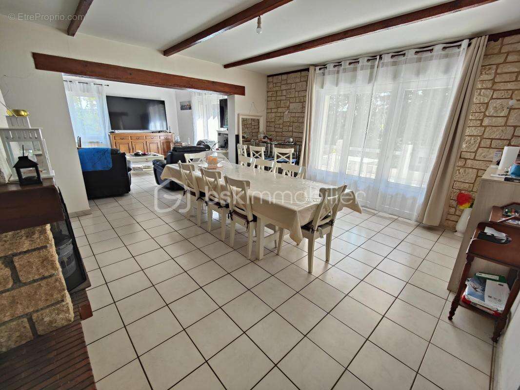 Nevian – maison de plain-pied de 130m² habitable – 4 chambres – salon avec toit cathédrale – séjour très lumineux avec cheminée  - photo 8