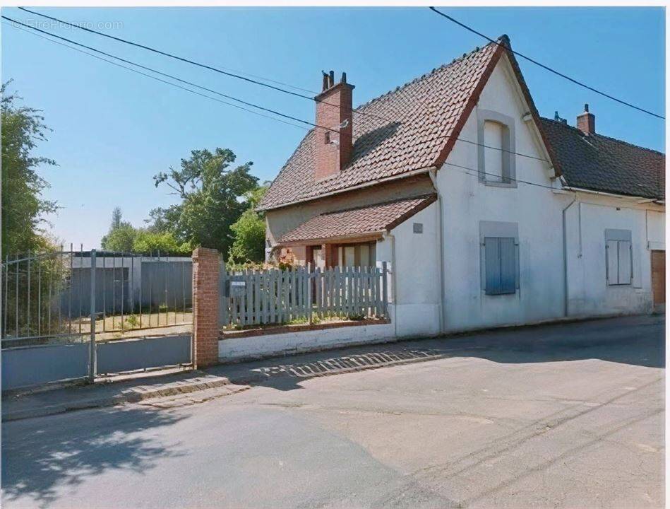 Maison à CROISILLES