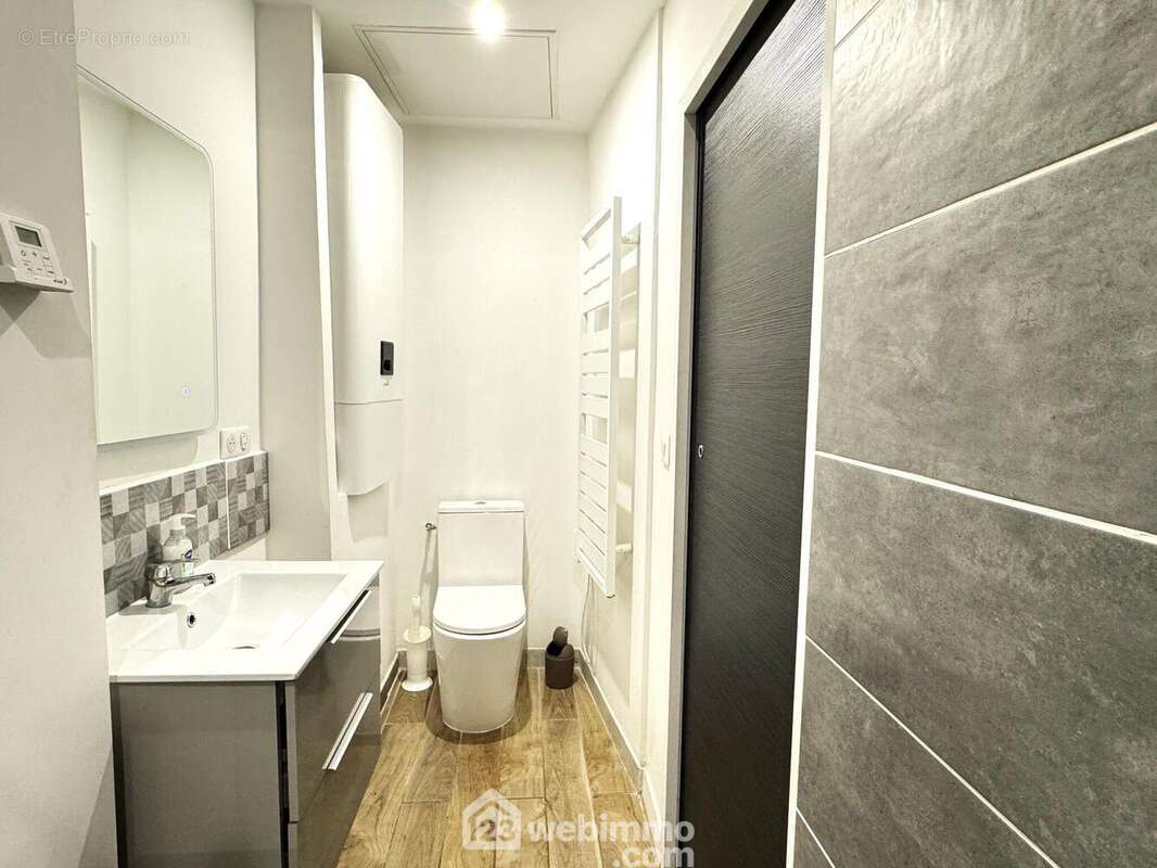 La salle de douche attenante à la chambre. - Appartement à LAVAL