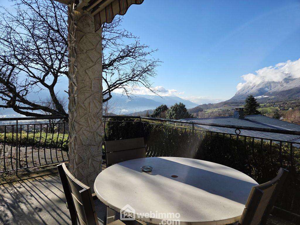 Une chaufferie, un garage de 28m² et une cave s'ajoutent à ce bien. - Maison à MERCURY