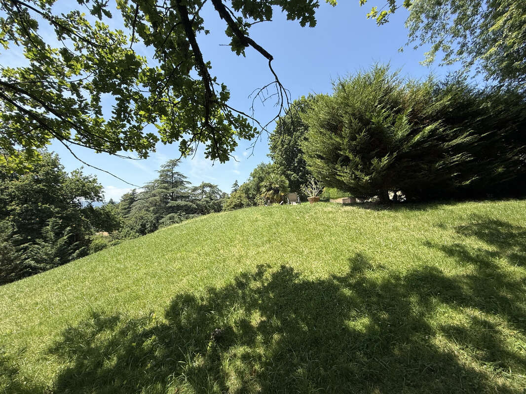 Terrain à CHARBONNIERES-LES-BAINS
