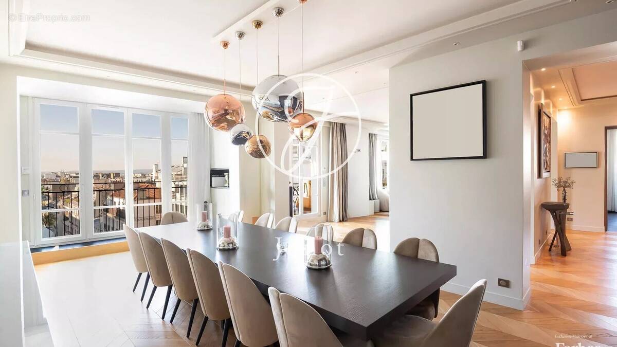 Appartement à PARIS-16E