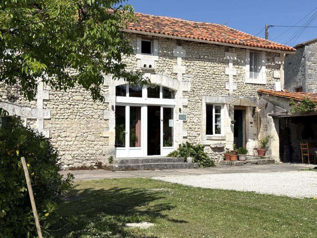 Maison à NANTEUIL-AURIAC-DE-BOURZAC