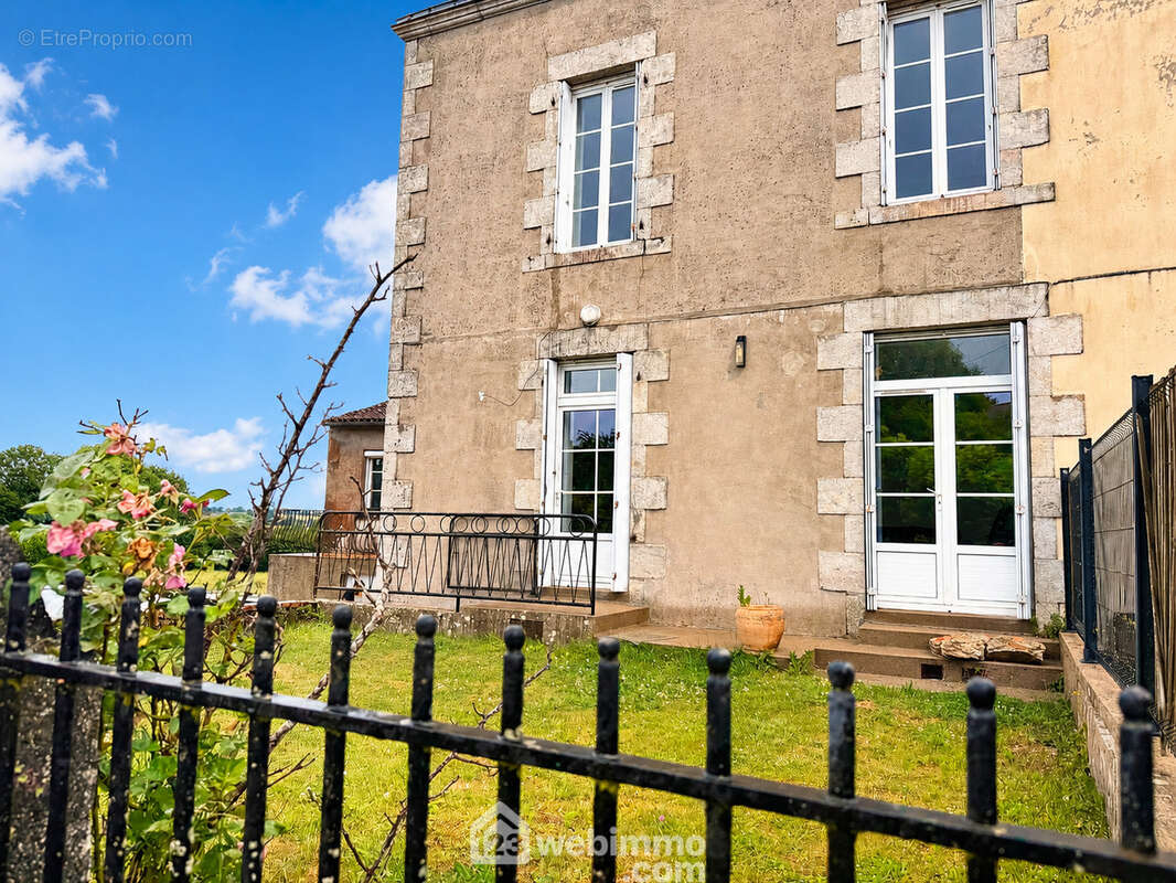 Située dans un village à Sèvremont - Maison à MENOMBLET