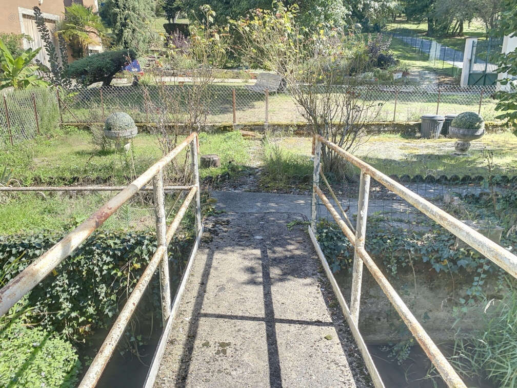 Maison à MANZAC-SUR-VERN