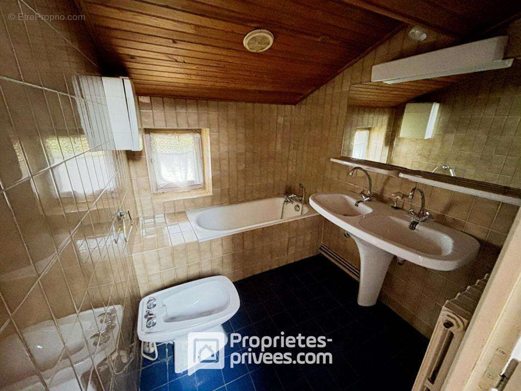 Maison à SAINT-GENIS-LES-OLLIERES