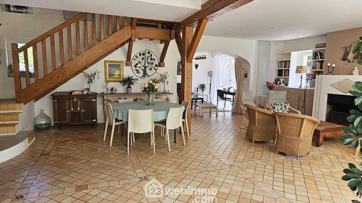 Un espace salle à manger. - Maison à MILLY-LA-FORET