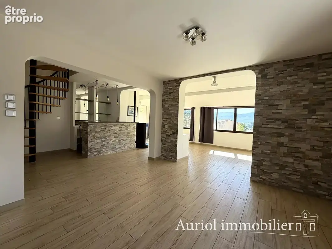 PEYPIN Villa 2 logements sur 3200 m2 terrain avec piscine et garage - photo 2
